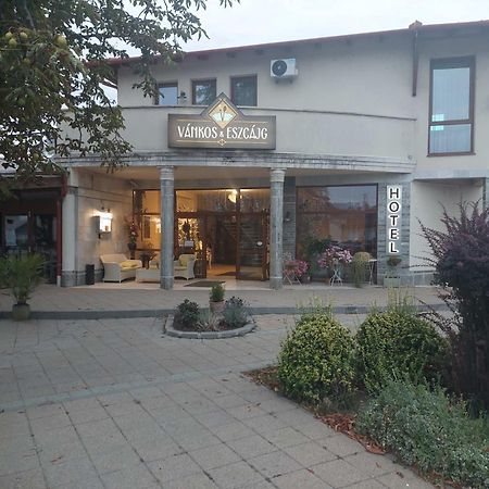 Vankos & Eszcajg Újhartyán Buitenkant foto
