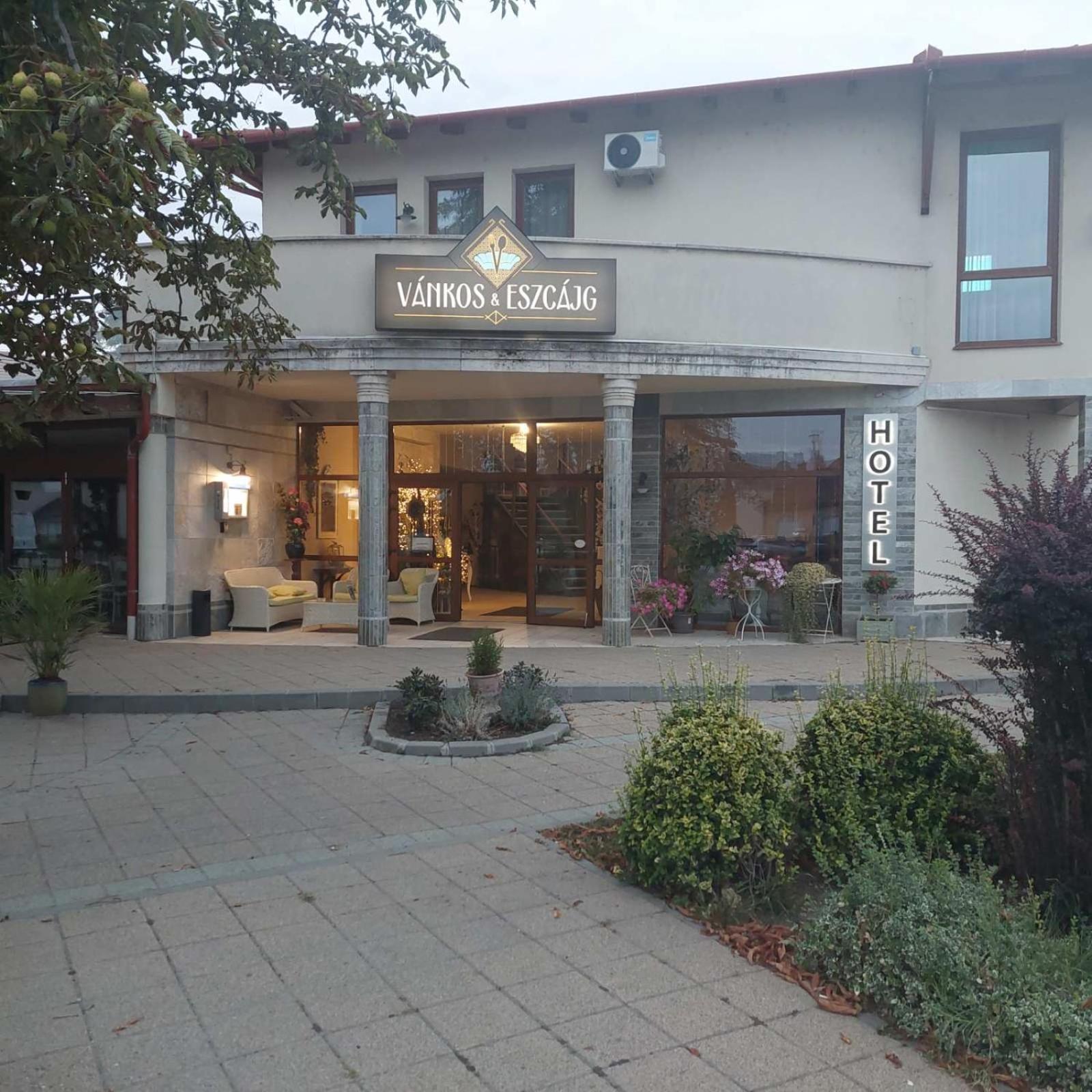 Vankos & Eszcajg Újhartyán Buitenkant foto